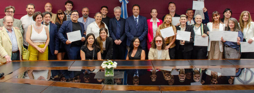 Entrega de diplomas de la Tecnicatura Universitaria en Administración Pública